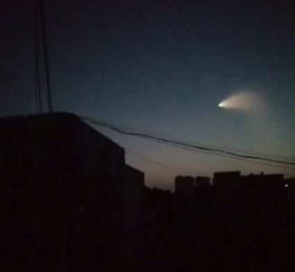 新疆多地目击不明飞行物，夜空奇景与月亮同辉